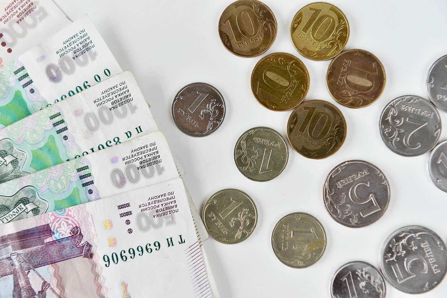 Назван самый благоприятный курс рубля на конец года