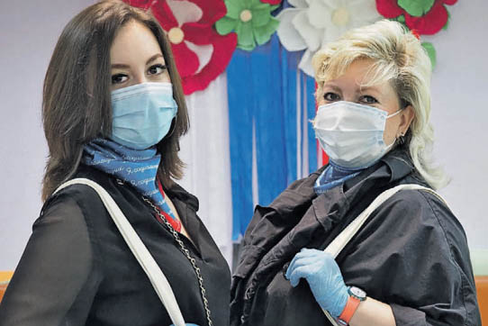 4 июня 2020 года. Мария (слева) и Екатерина Шныревы — дочка и мама, работают в филиале «Останкинский» ТЦСО «Алексеевский», помогая людям, которым нужна поддержка