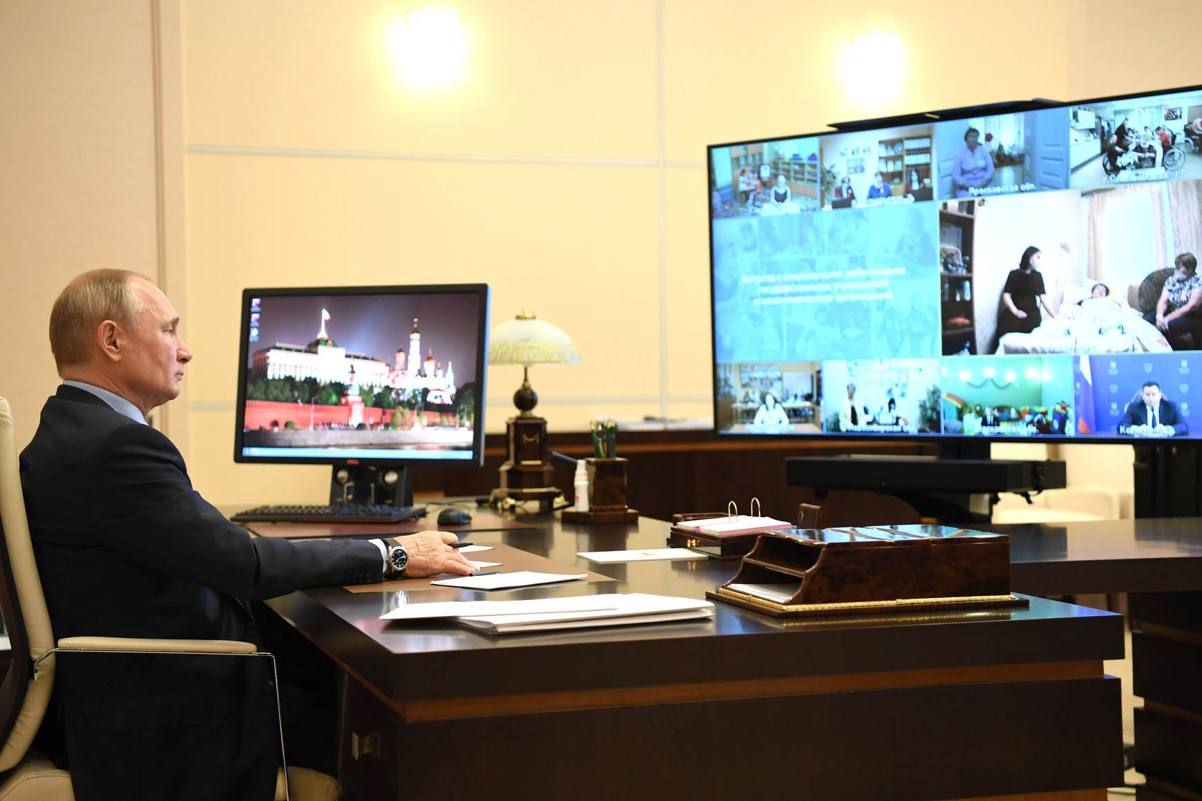 Путин обсудил с Совбезом борьбу с коронавирусом и ситуацию в Карабахе