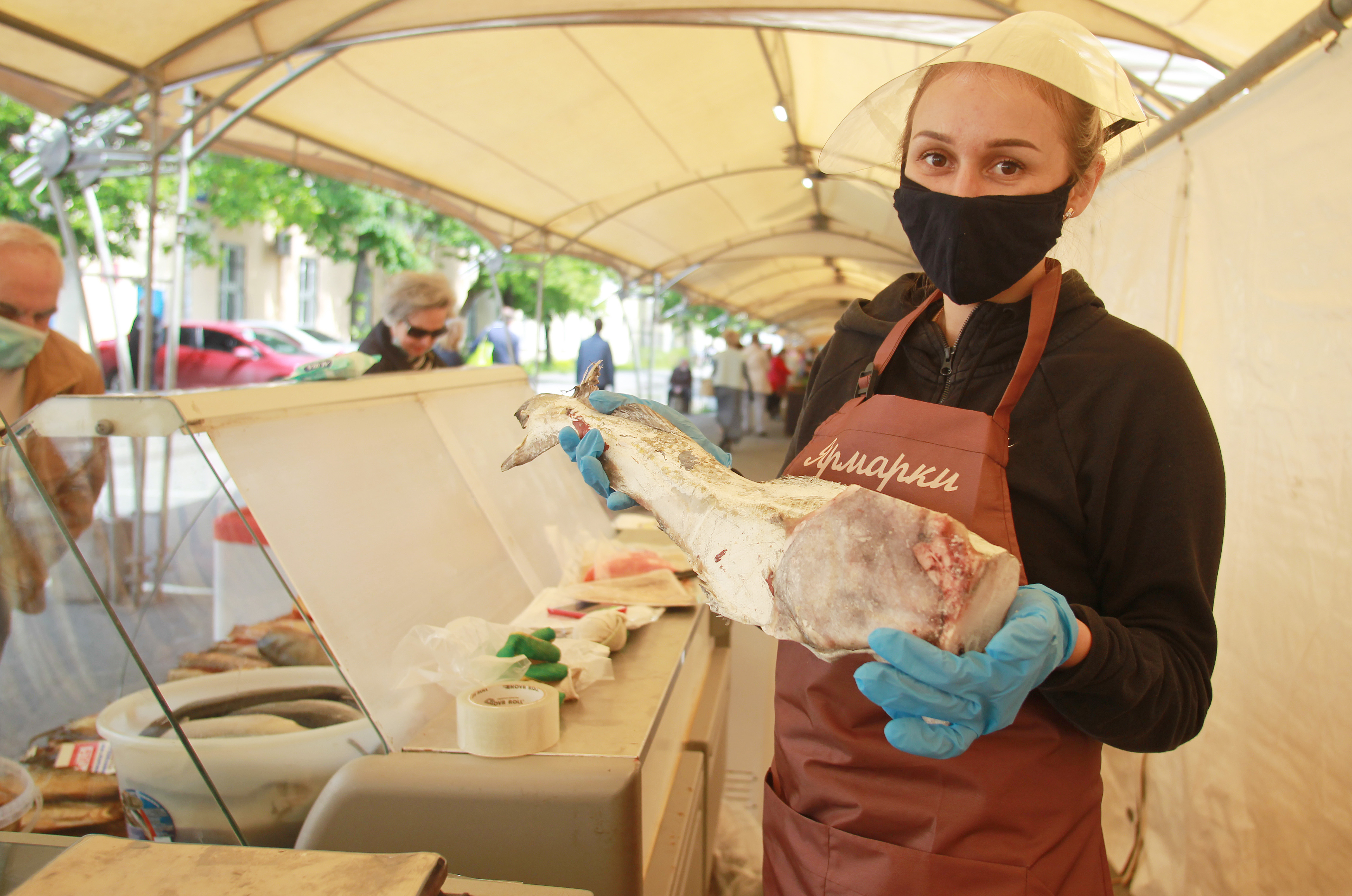 Паразитолог объяснила необходимость разделывать рыбу в перчатках