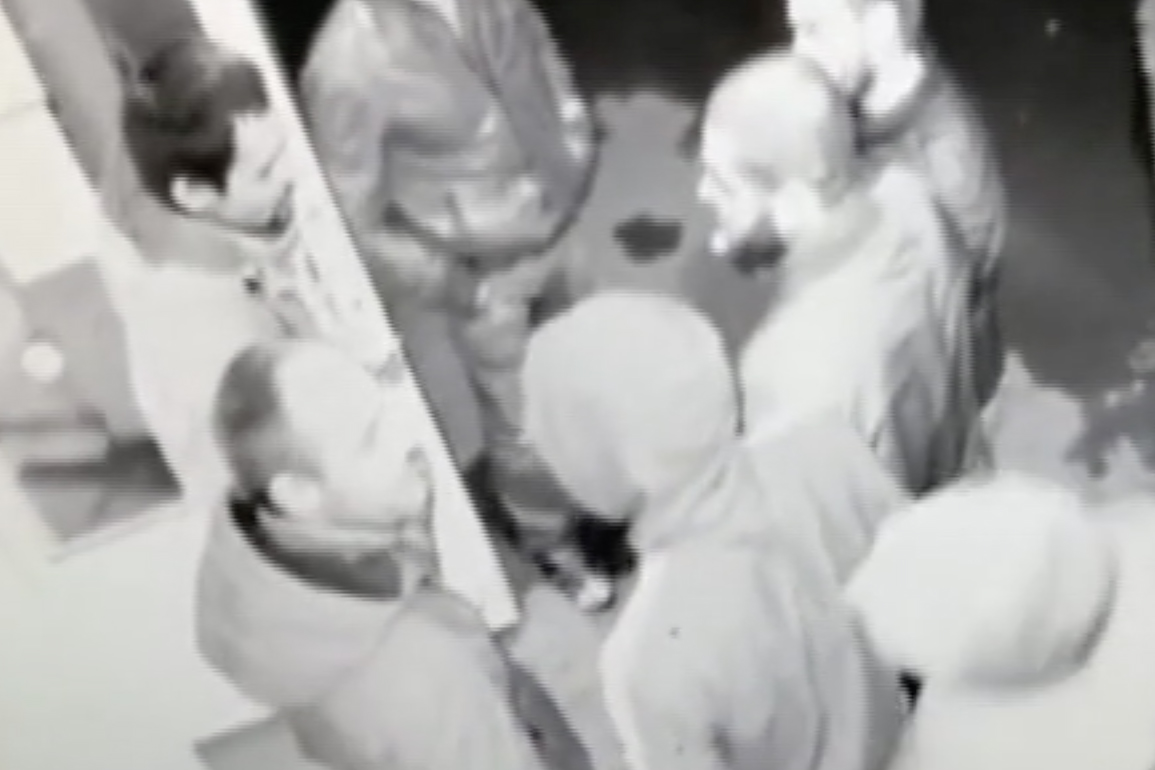 Мужчину ранили ножом во время драки у продуктового магазина в Москве