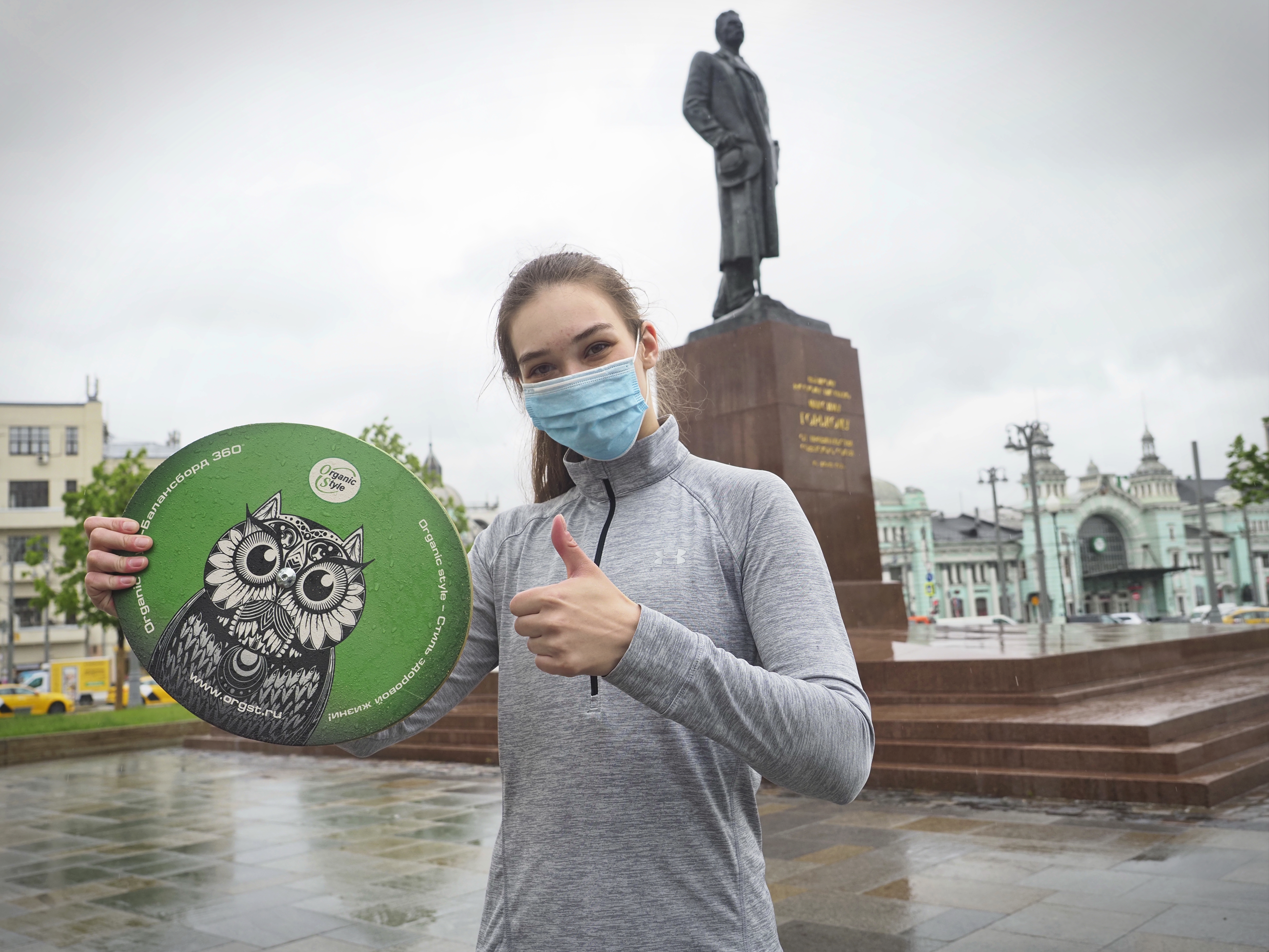 Москвичка Полина Цуварева показыва- ет свой балансборд из доски и шариков