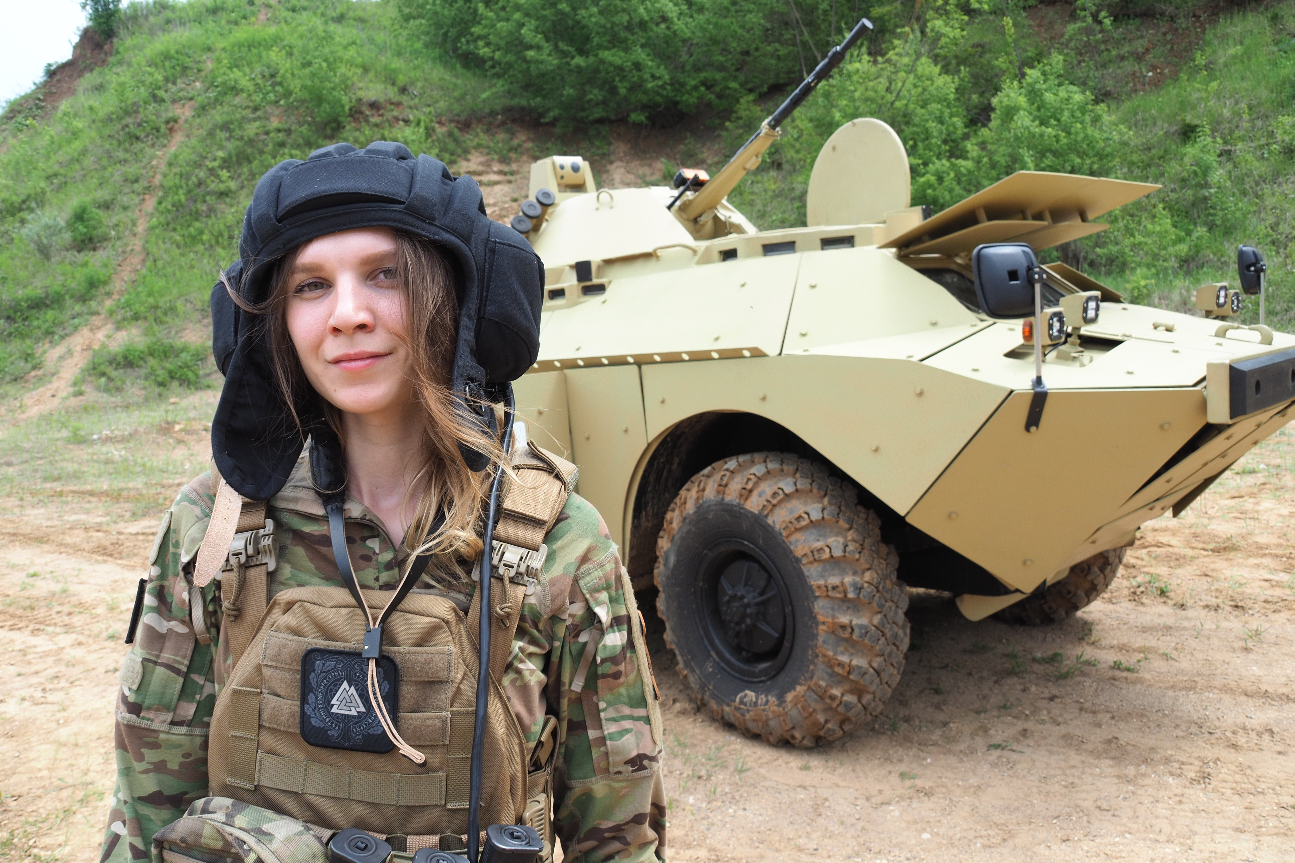 Старший инструктор военно-патриотического центра «Ястреб» Анастасия Ковальчук, принимавшая участие в испытаниях БРДМ-2МБ, подробно рассказала полицейским о преимуществах новой модели