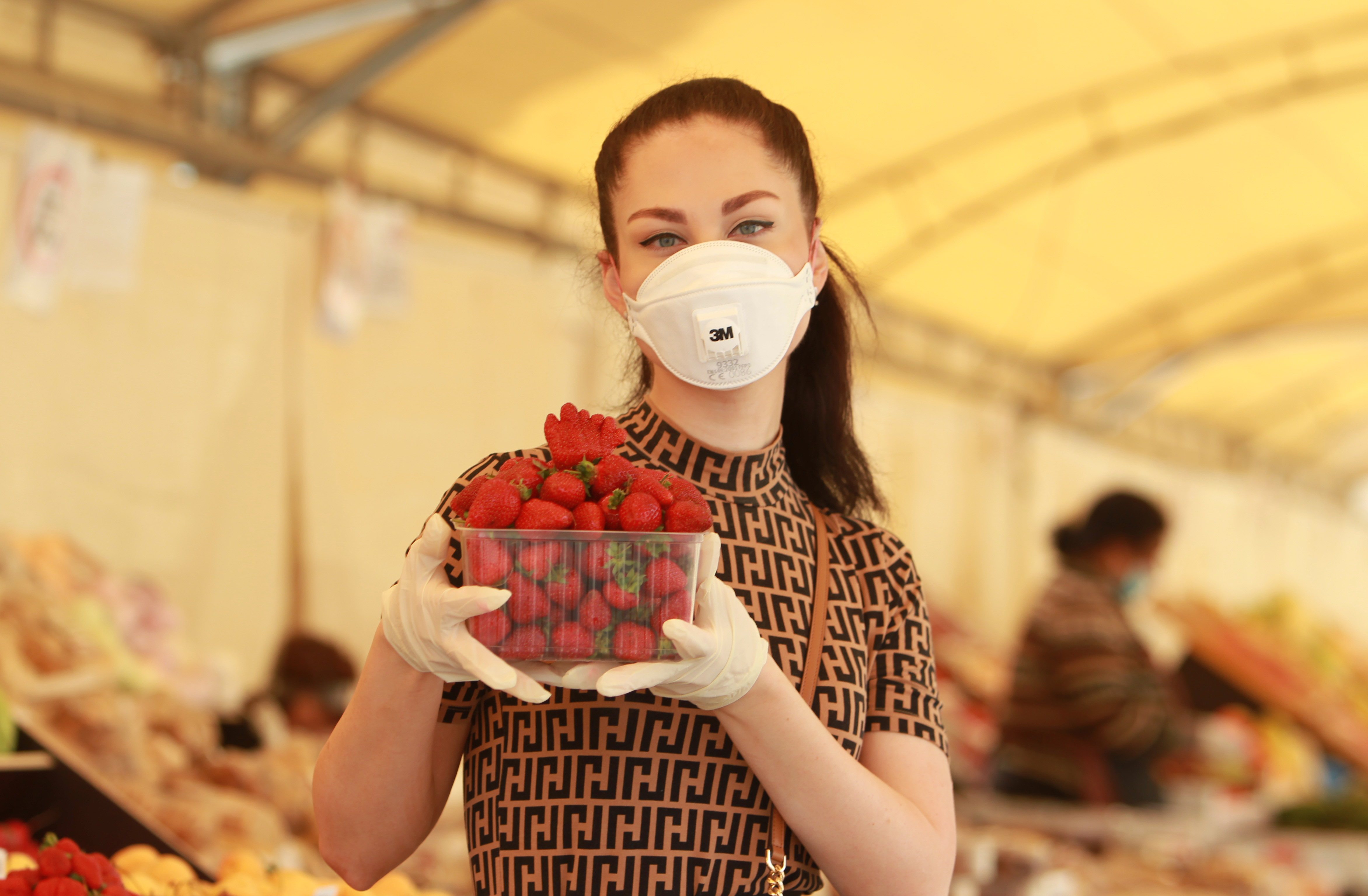 Названы признаки, по которым можно определить клубнику с вредными добавками