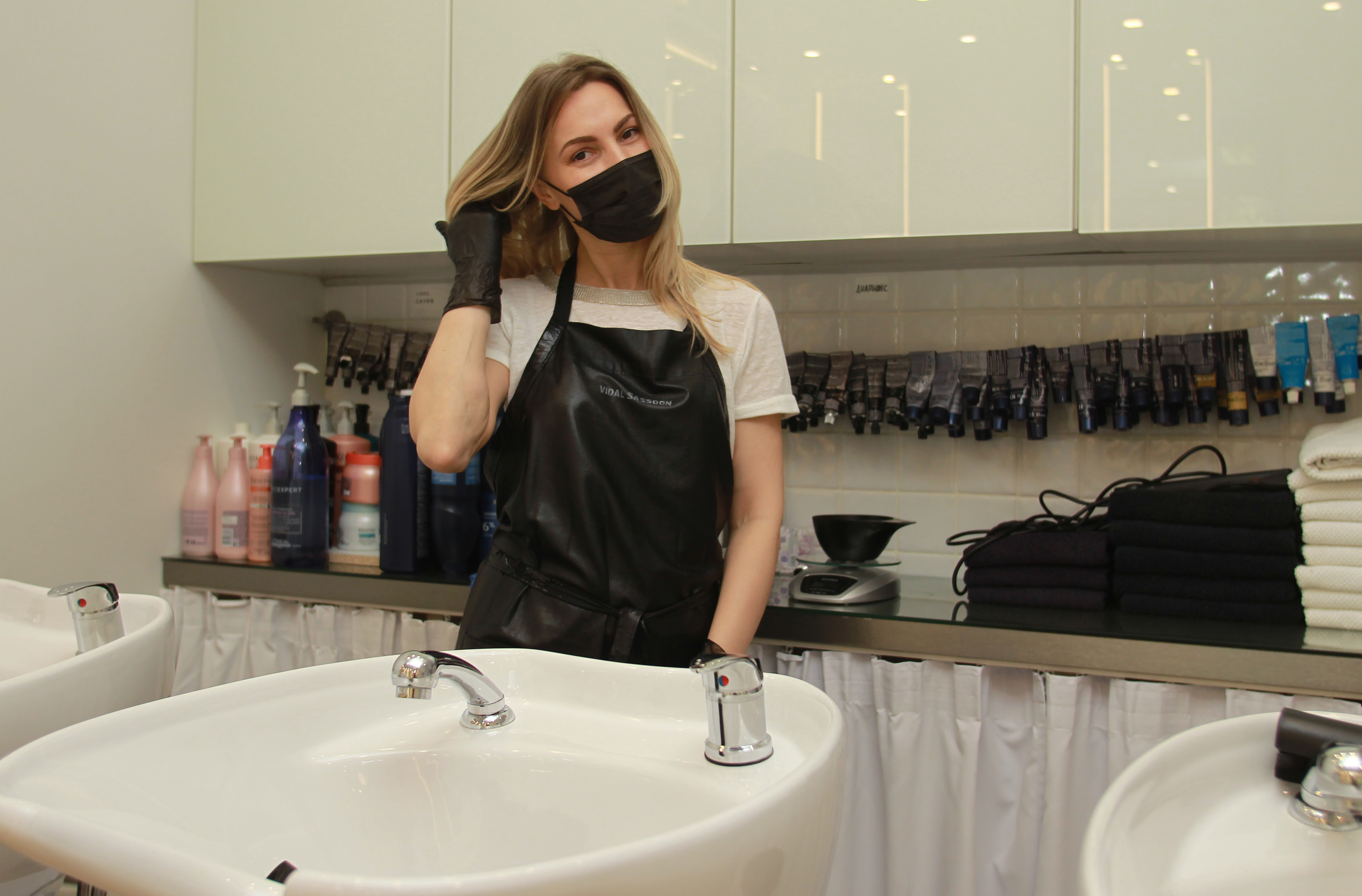 Нарушения мер профилактики COVID-19 выявили в столичной парикмахерской