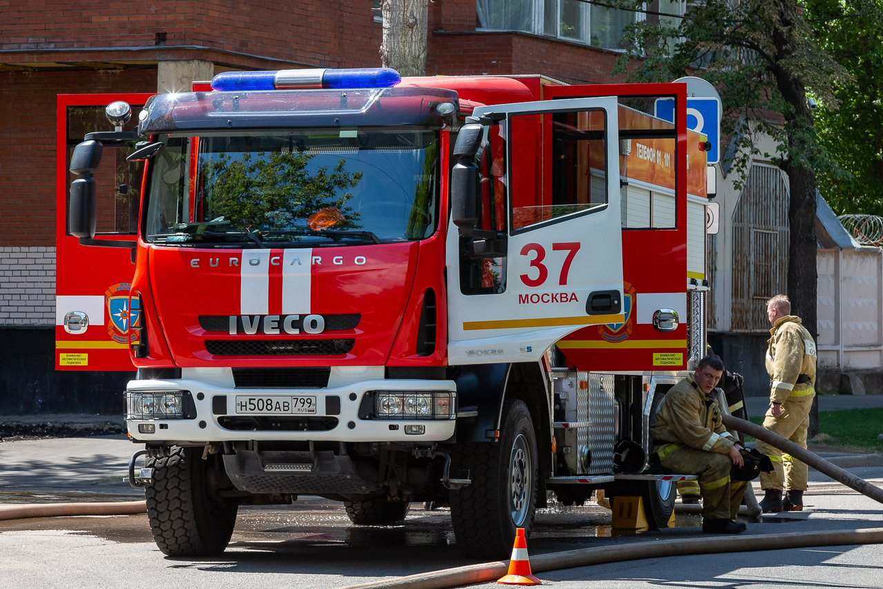 Пожар потушили на балконе жилого дома на юге столицы