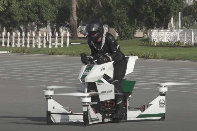 Падение пилота на российском летающем мотоцикле сняли на видео