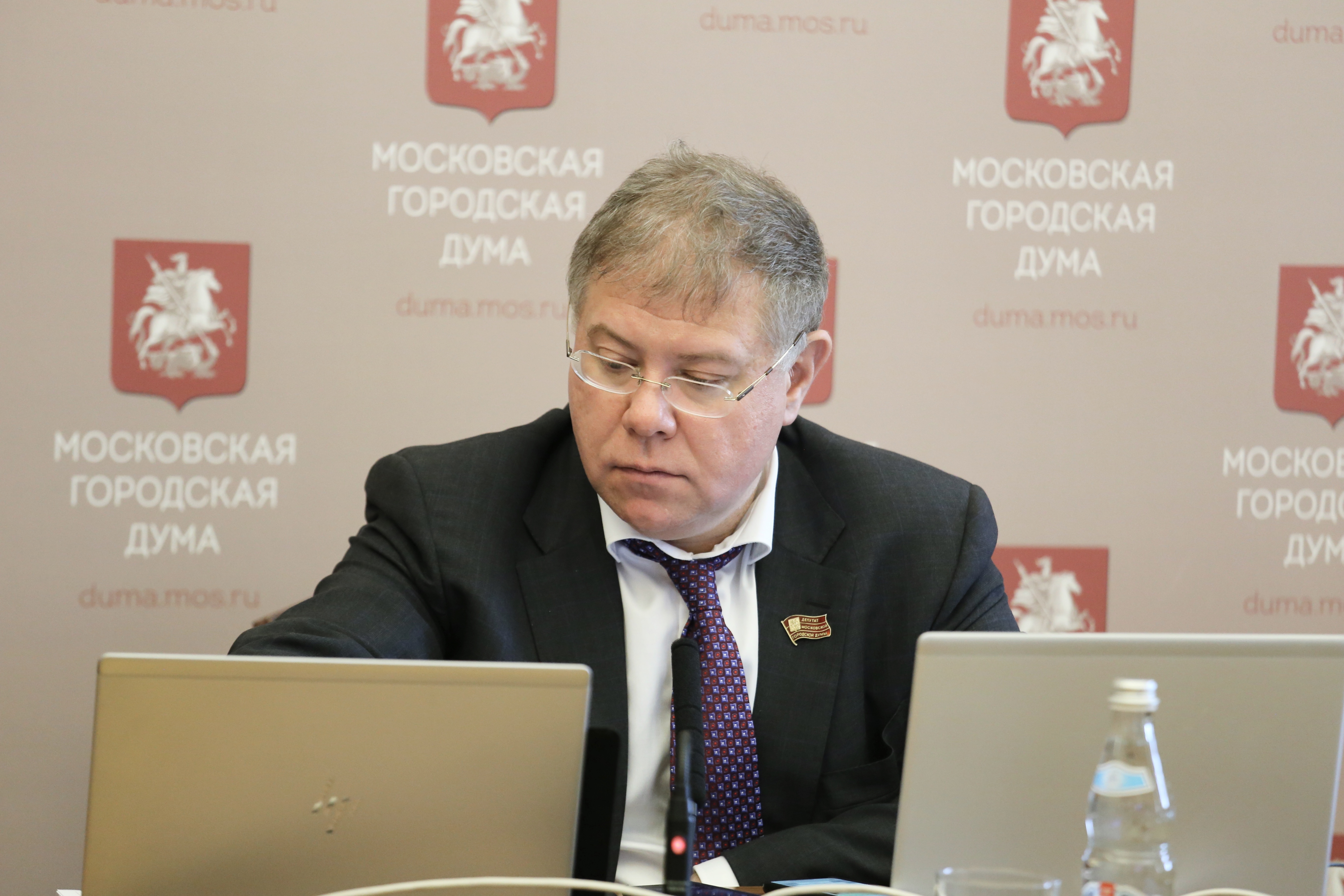Заместитель председателя Мосгордумы Степан Орлов участвует в дистанционном заседании столичного парламента