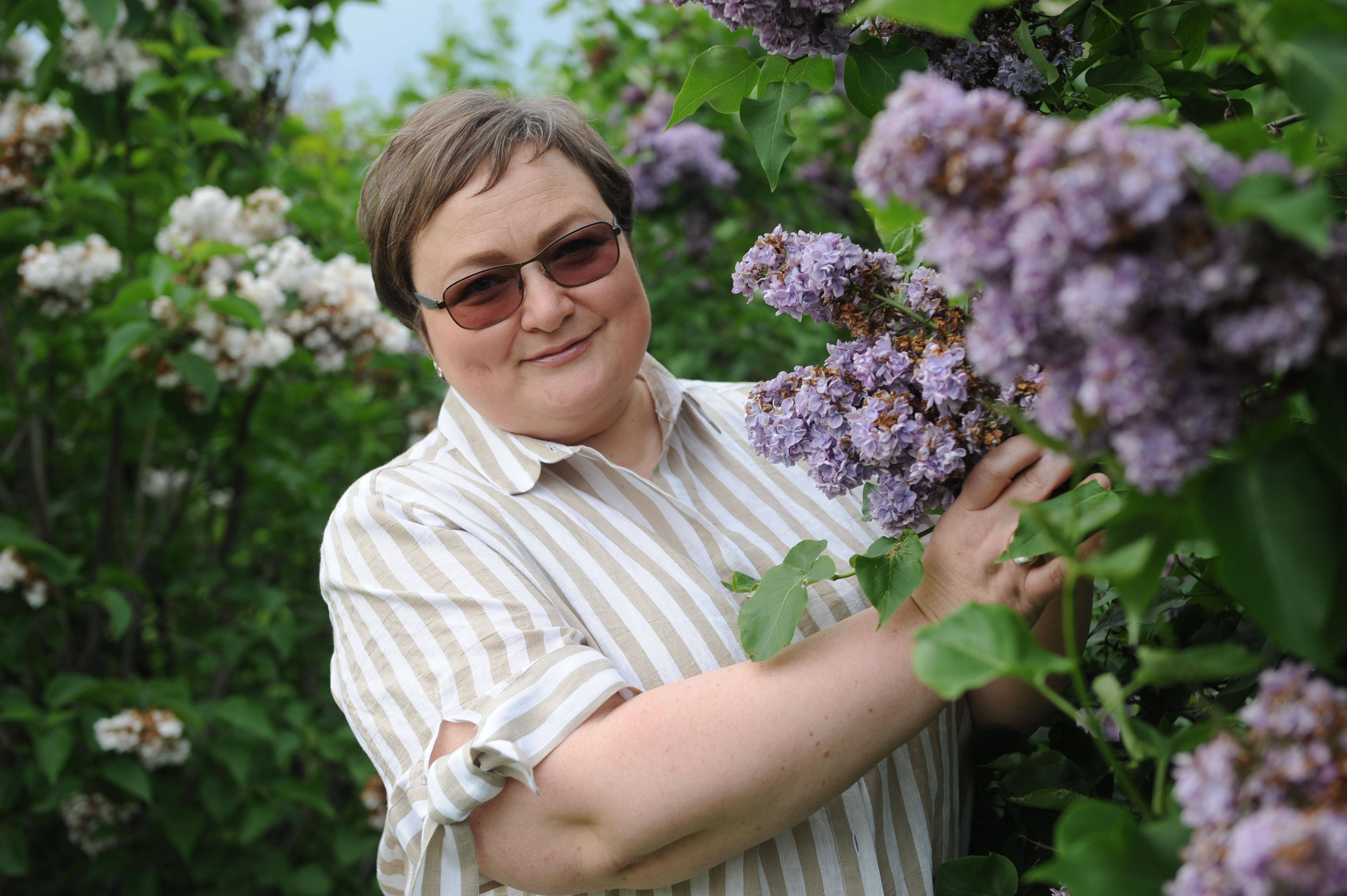 Анна Нестерова у одного из роскошных кустов на Сиреневом бульваре. Сирень уже отцветает, но еще можно насладиться ее красотой