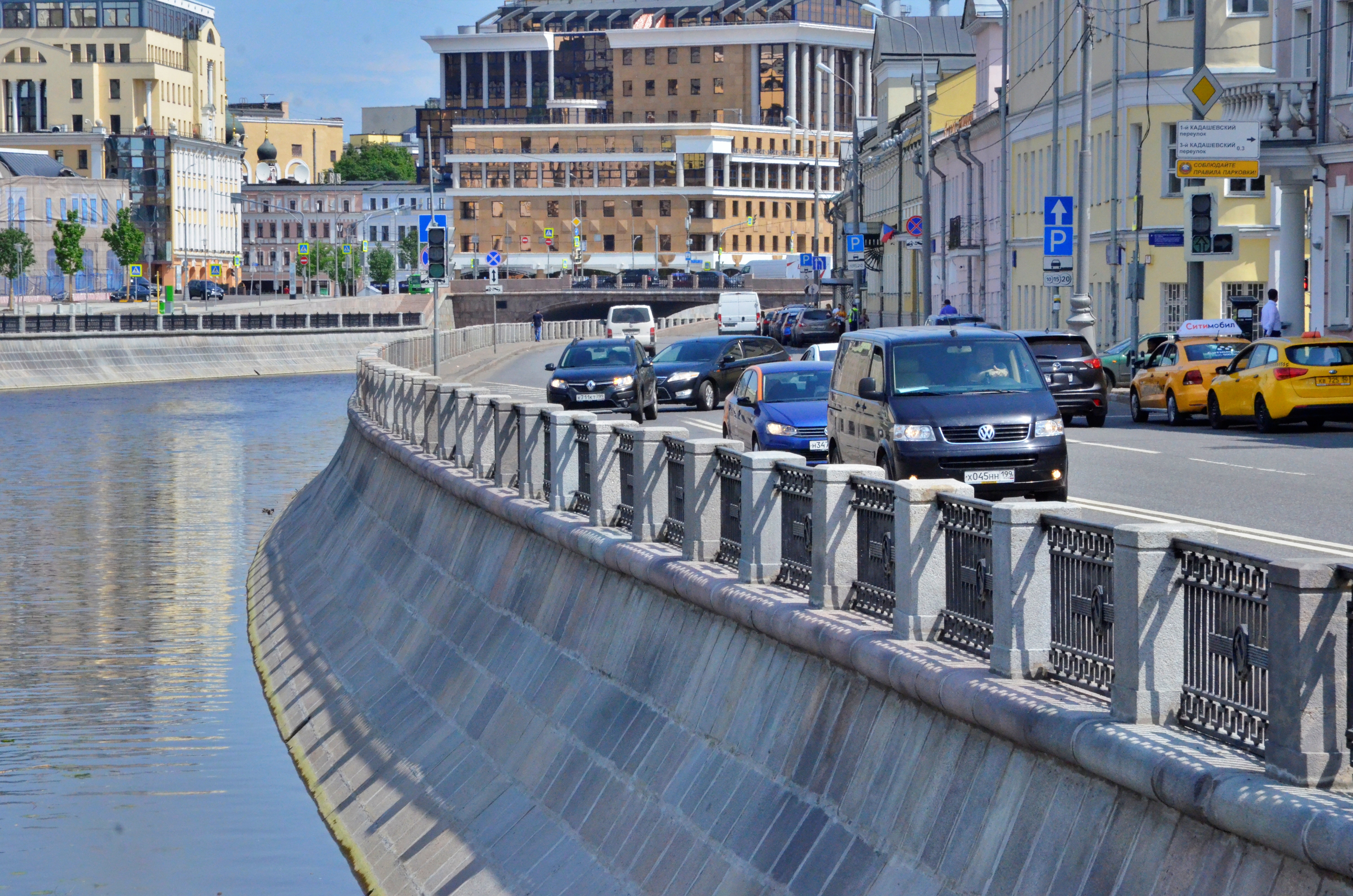 Количество аварий на дорогах Москвы снизилось почти вдвое за период самоизоляции