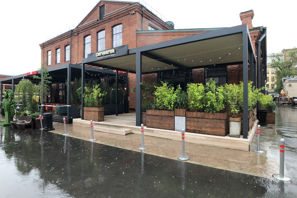 Власти Москвы призвали временно закрыть летние веранды кафе из-за непогоды