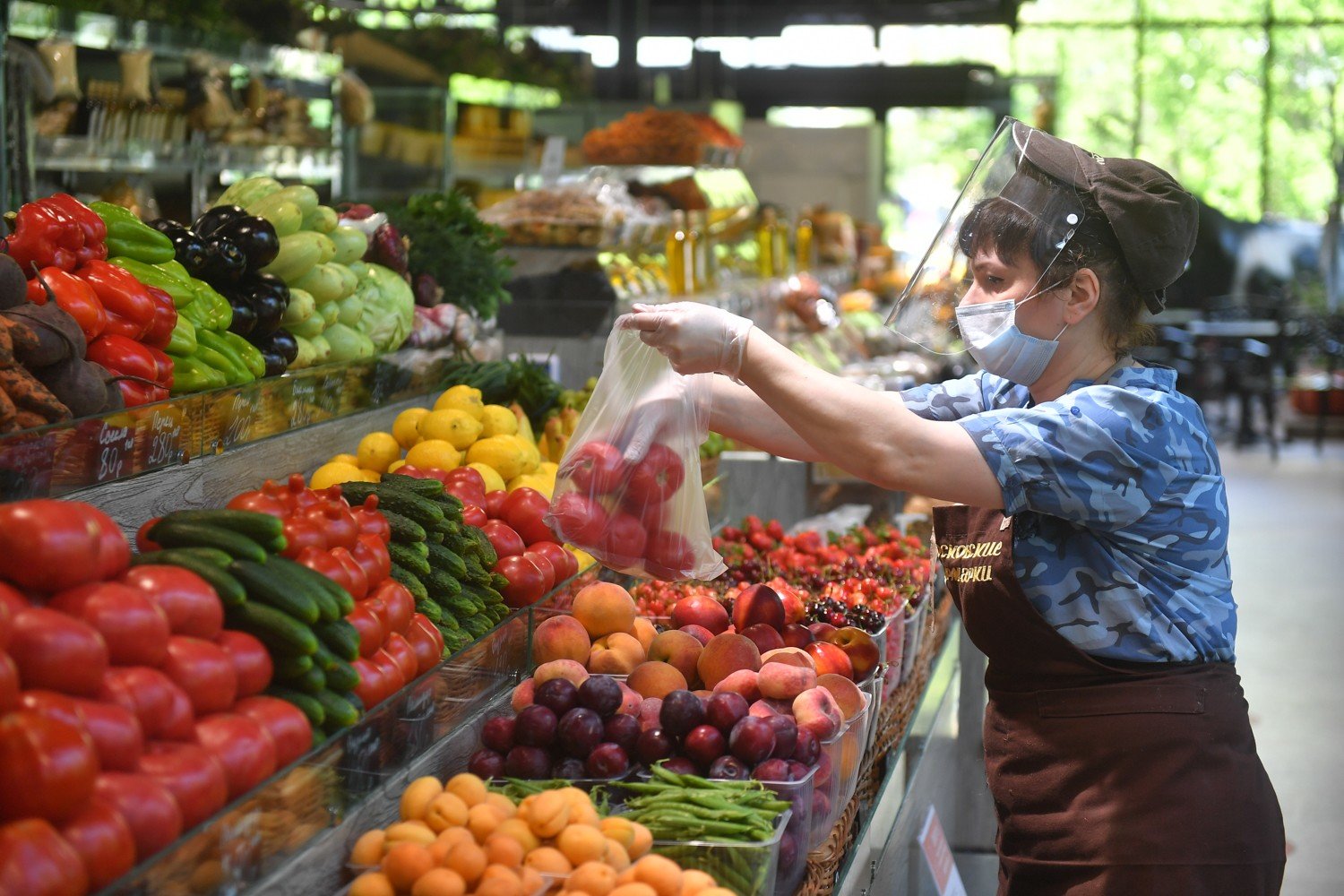 По словам Сергея Белякова, потребители даже после снятия ограничительных мер предпочитают реже ходить в магазины