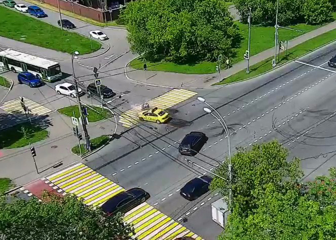 Сотрудник ГИБДД пострадал в результате аварии на западе Москвы