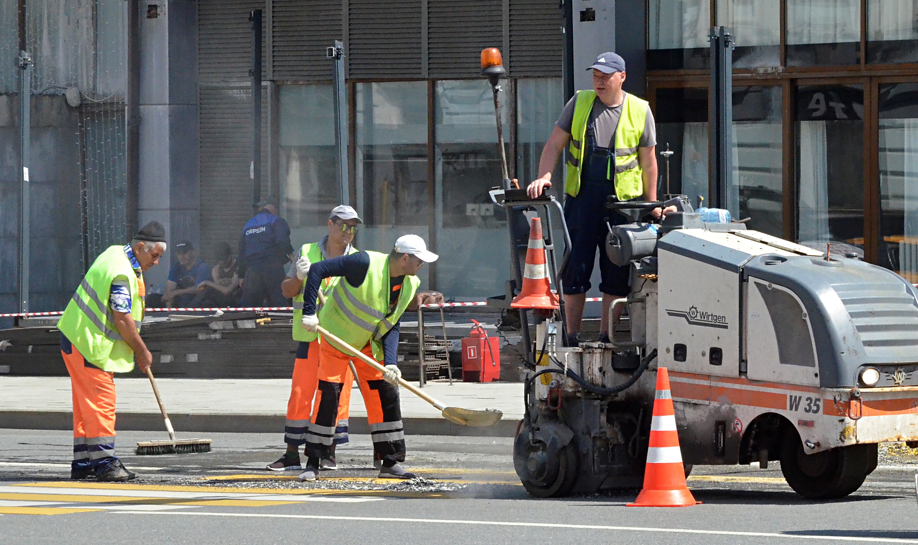 Половину от запланированного на 2021 год ремонта дорог завершили в Подмосковье