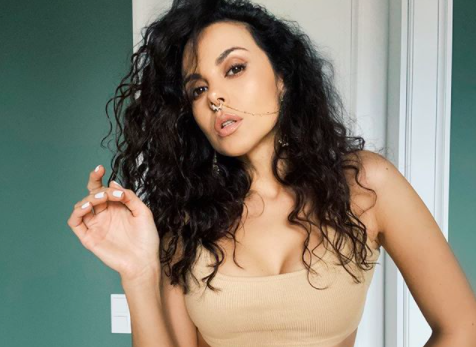 «Становится жарко»: Настя Каменских опубликовала откровенное фото в купальнике