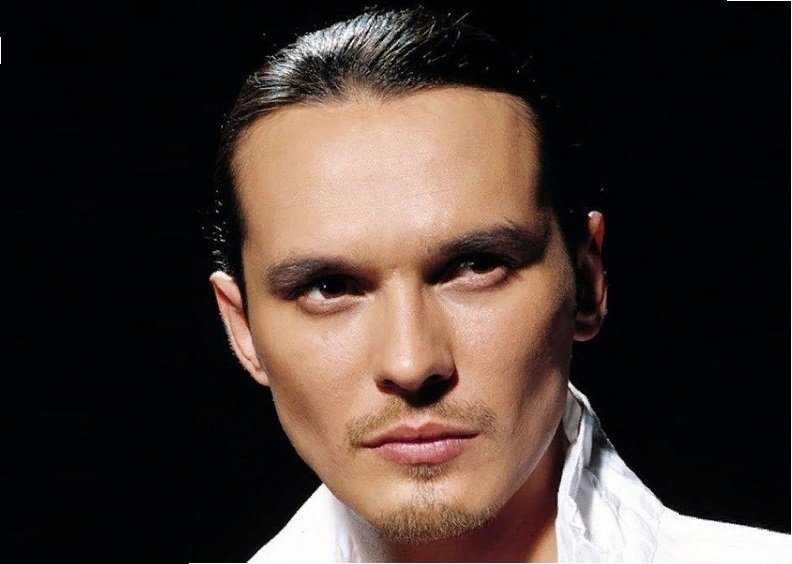 Сташевский был популярным исполнителем песен в 90-е годы