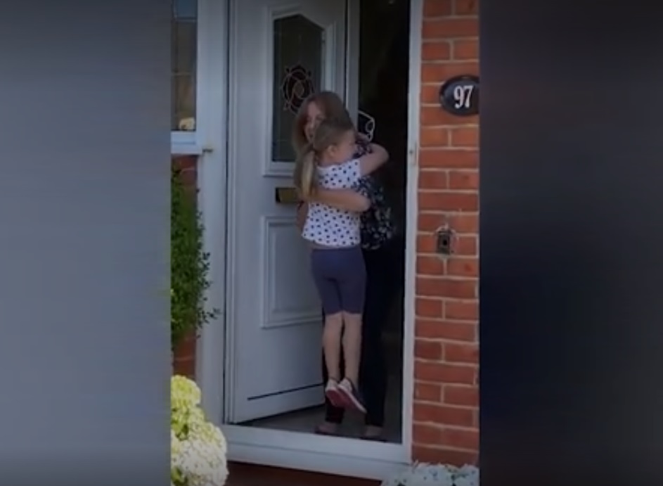 Видео встреч бабушек и внуков после самоизоляции растрогало пользователей Сети