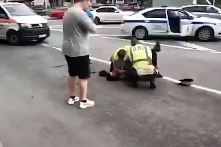 Стрелявший в сотрудников ГИБДД в Москве оказался таксистом