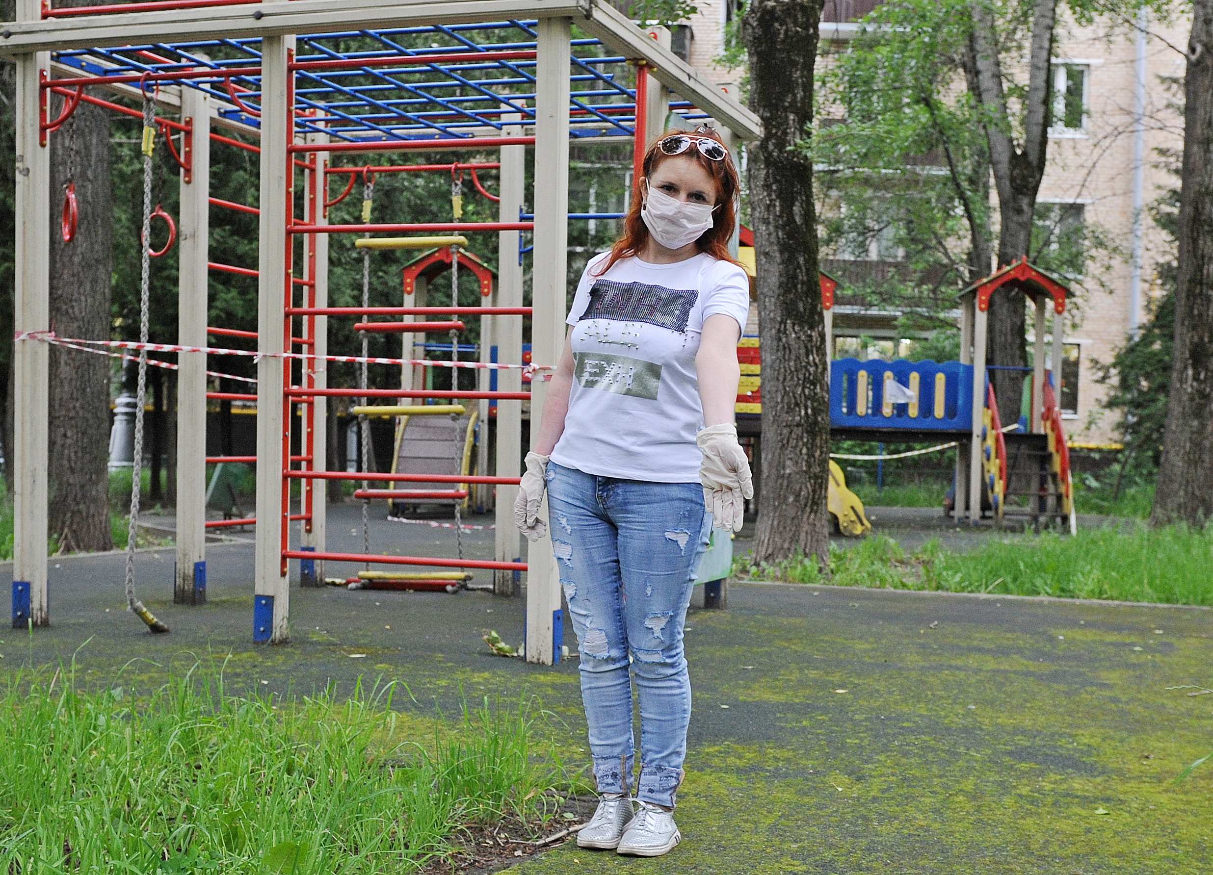 Москвичка Ольга Барсукова показывает детскую площадку во дворе дома № 3 по 9-й Парковой улице, которая заросла мхом