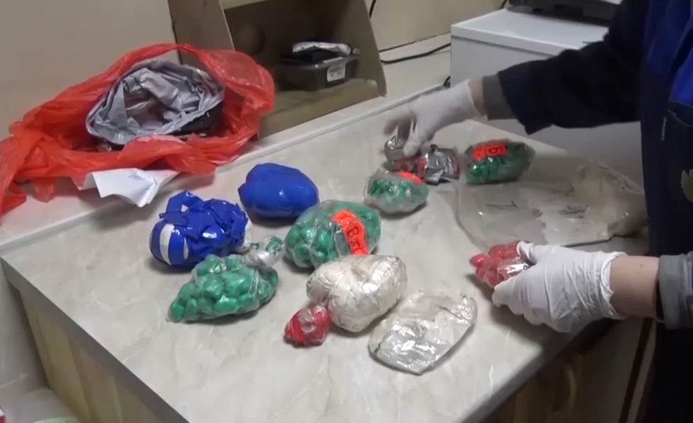 Подозреваемого в сбыте более 1,5 килограмма наркотиков задержали в Подмосковье