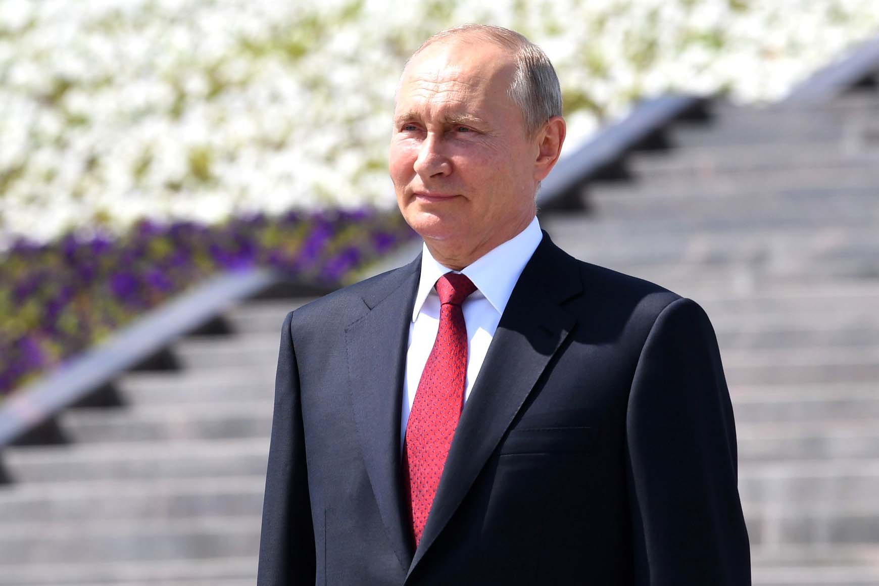Путин побеседовал с ветеранами перед началом парада в Москве