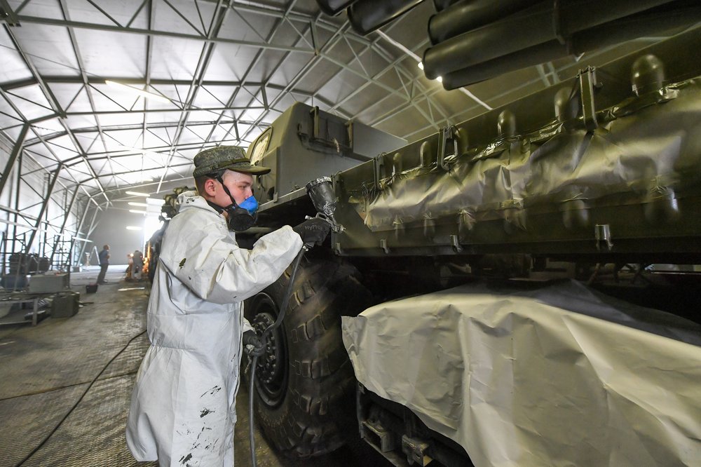 Технику украшают к параду Победы