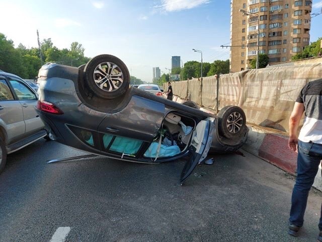 Автомобиль перевернулся на Ленинградском шоссе в Москве