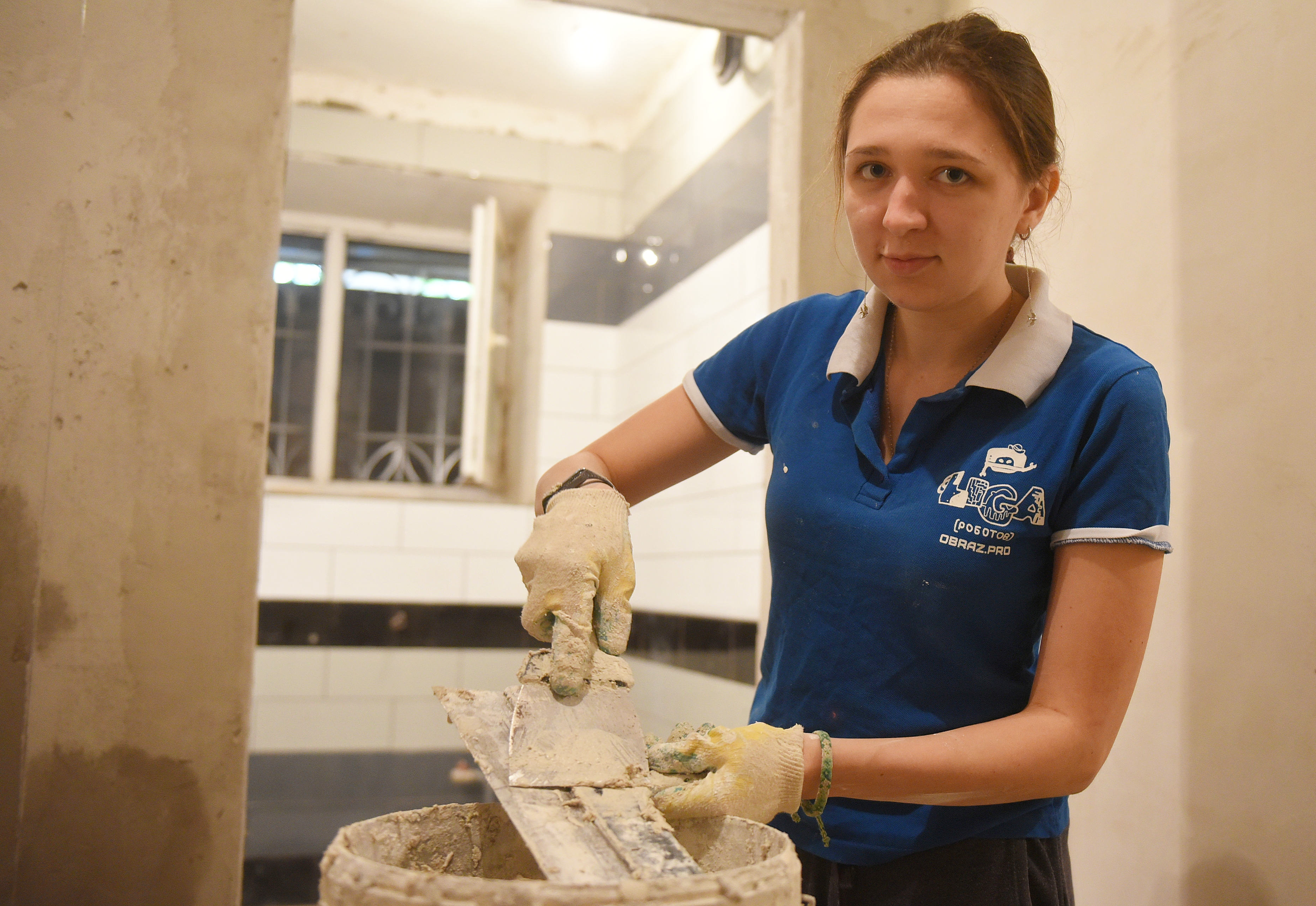 Участница стройотряда, студентка МГТУ имени Баумана Мария Синодская участвует в отделочных работах, ведущихся в помещениях ее родного университета