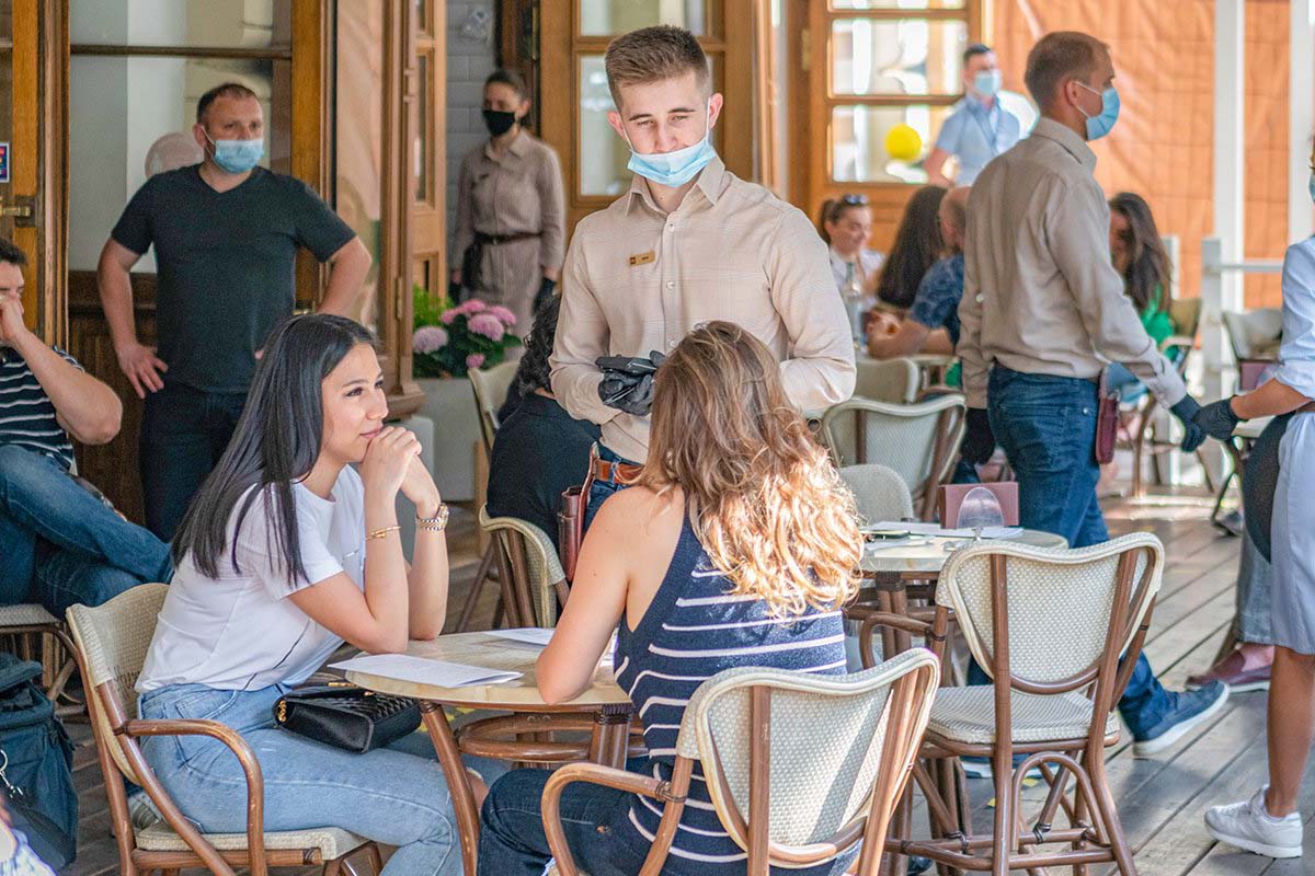 Более 1,7 тысячи летних веранд заработали в Москве за месяц