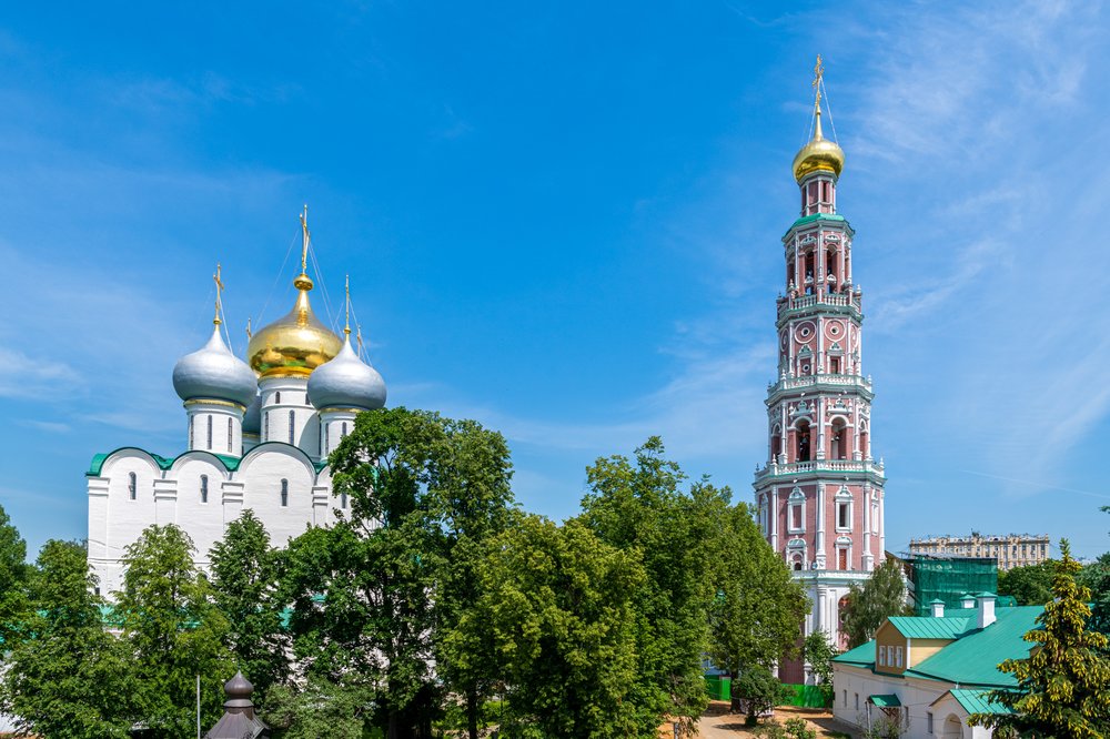 Памятник путешественнику Юрию Сенкевичу реконструируют на Новодевичьем кладбище