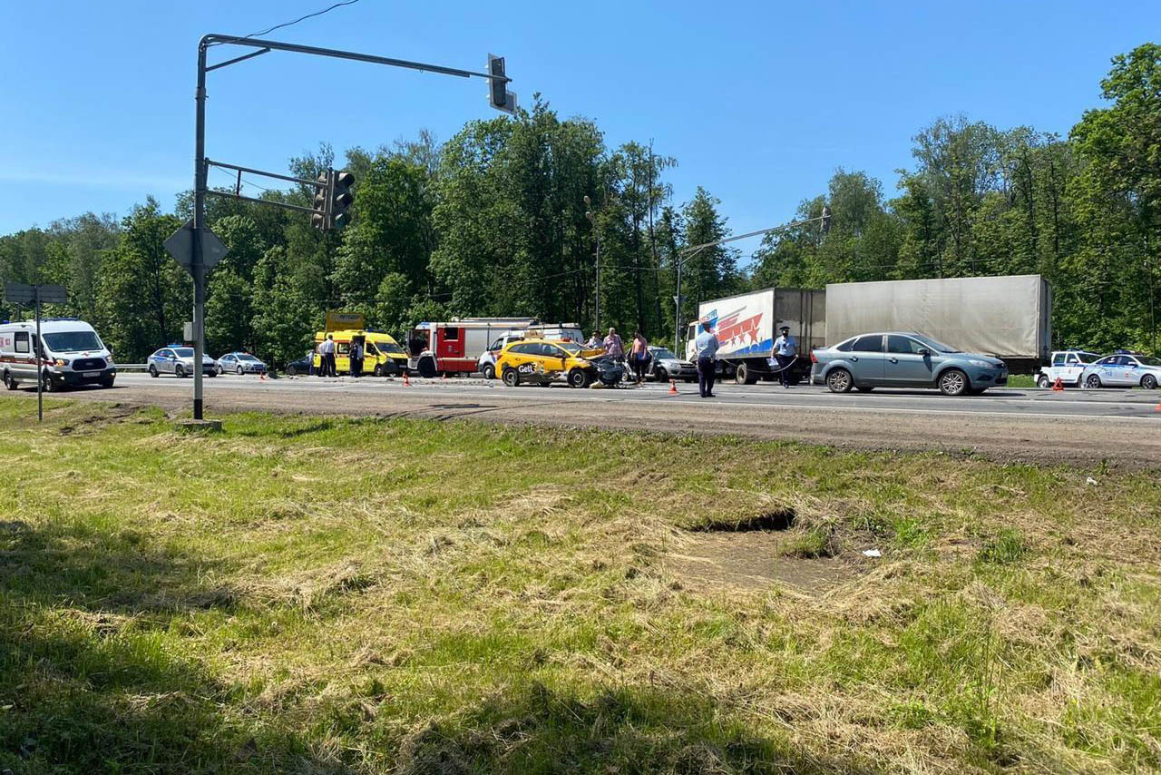 Четыре автомобиля столкнулись на Киевском шоссе