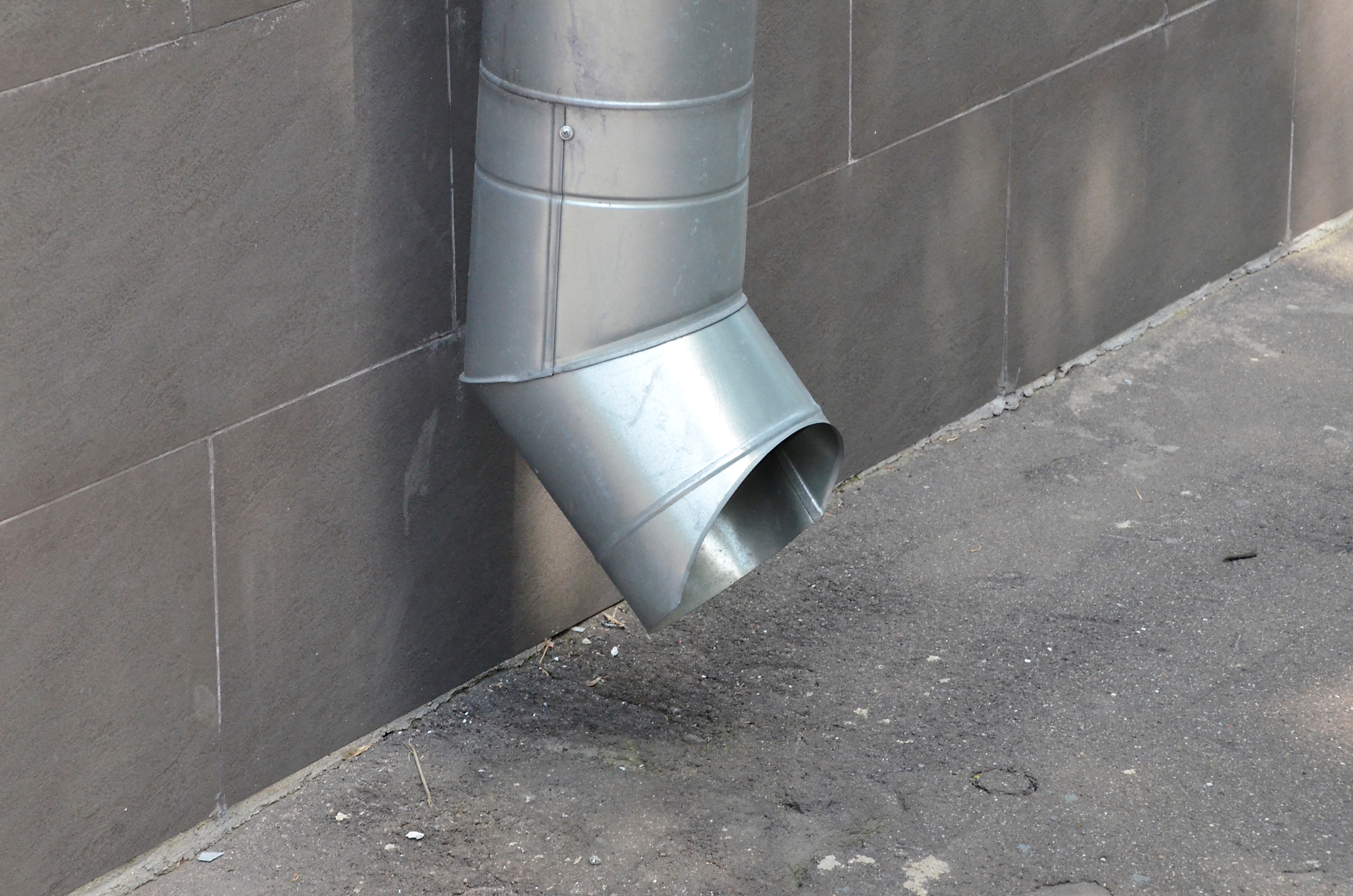 Столичная служба ЖКХ готовит водосточную систему к весеннему паводку