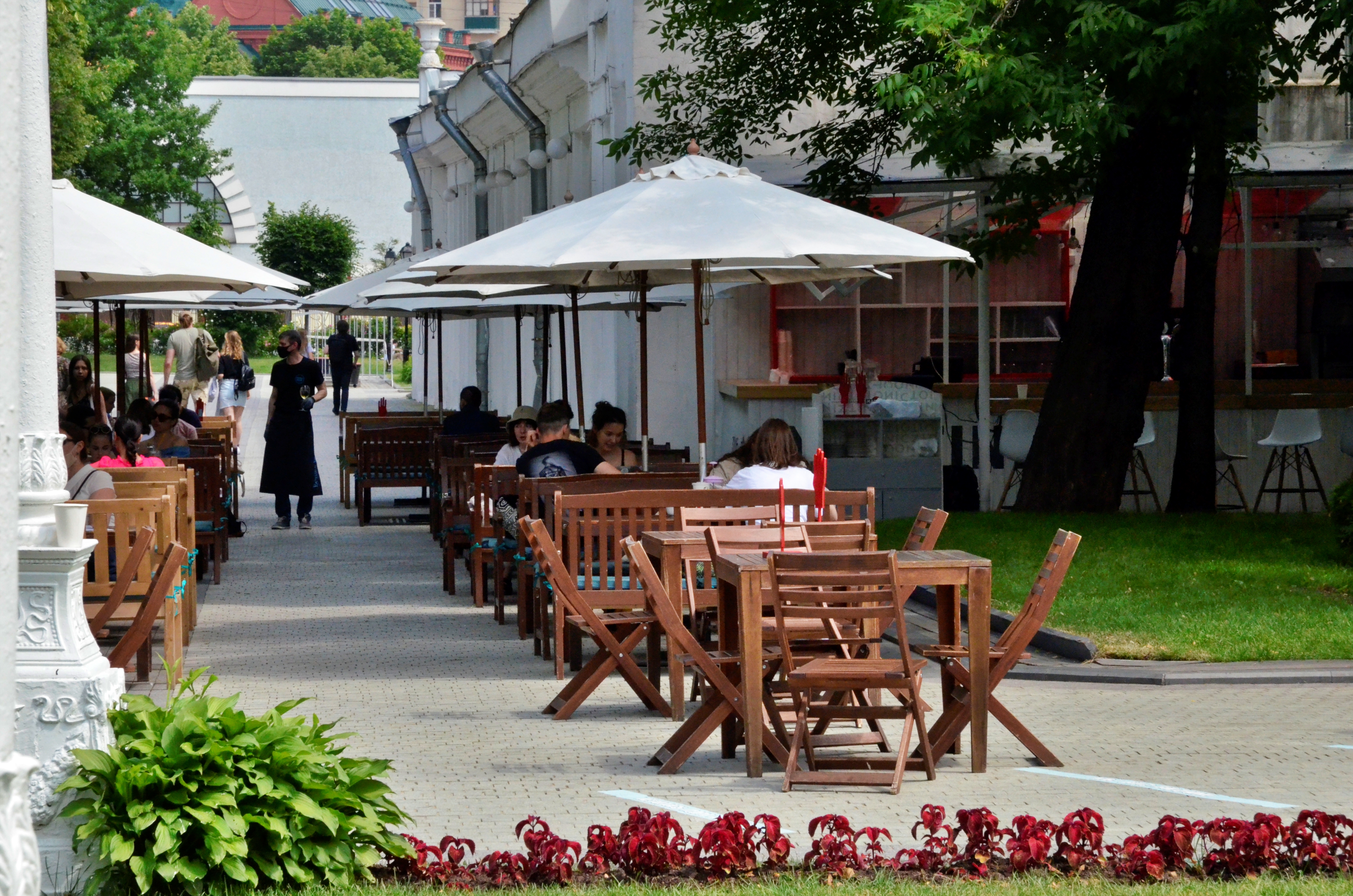 Проверки летних кафе начались в Москве