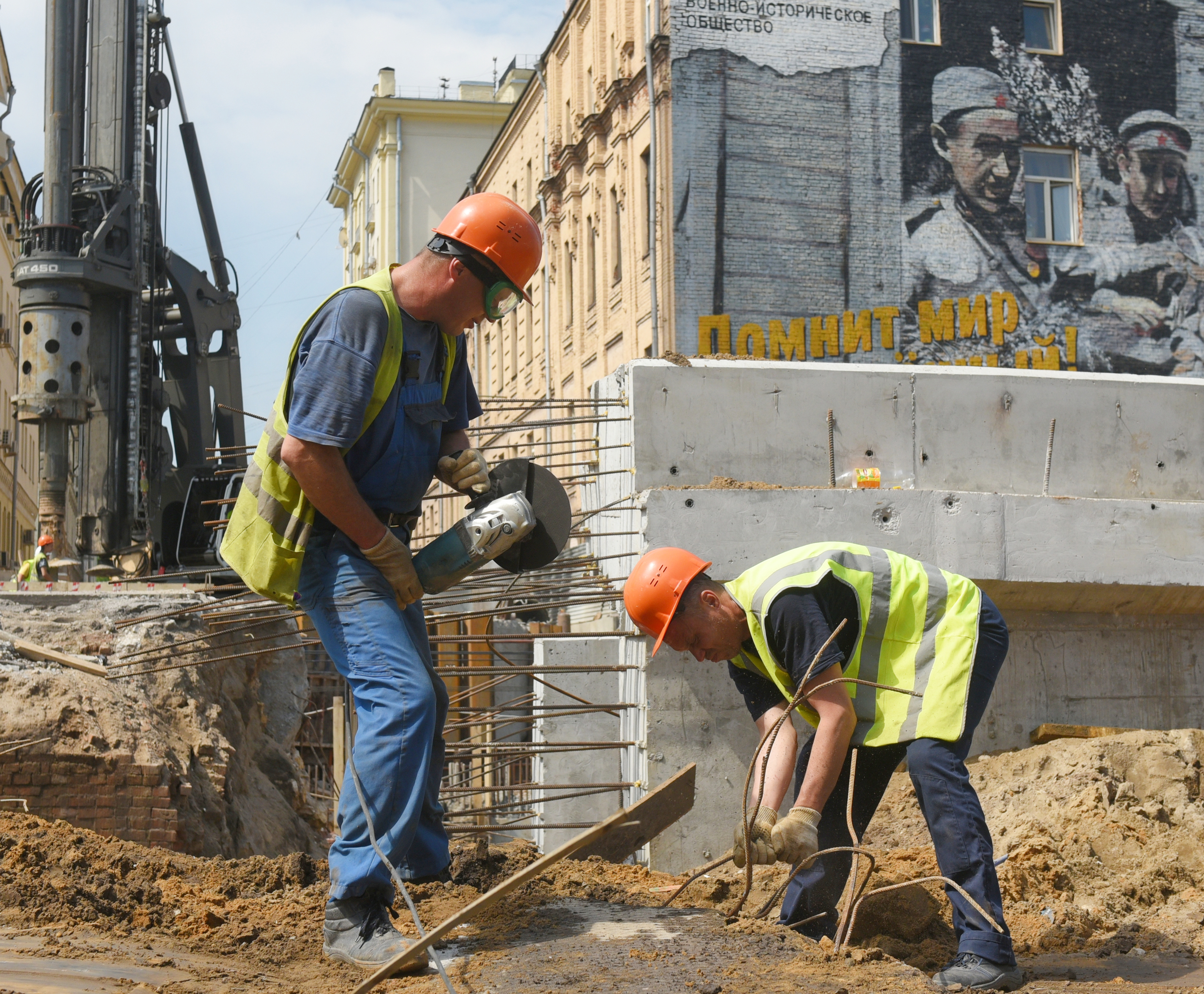 Рабочие Игорь Гришин и Анатолий Савостьянов (слева направо) демонтируют коммуникации моста на улице Казакова