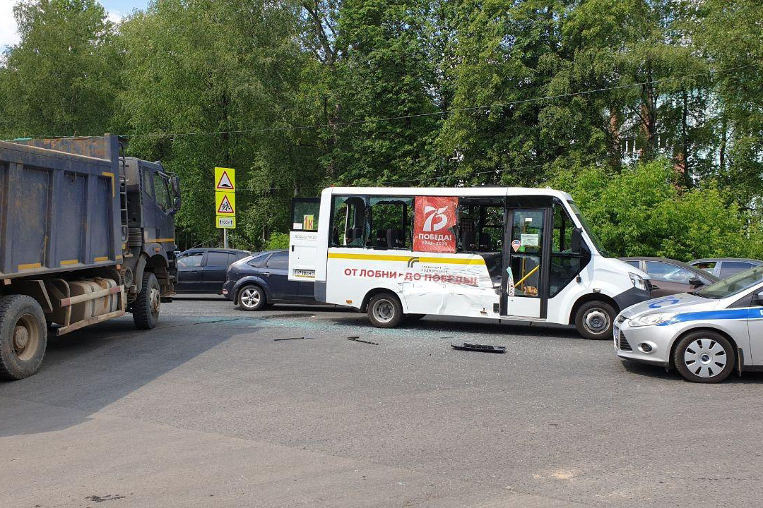 Авария с грузовиком и микроавтобусом произошла в подмосковной Лобне