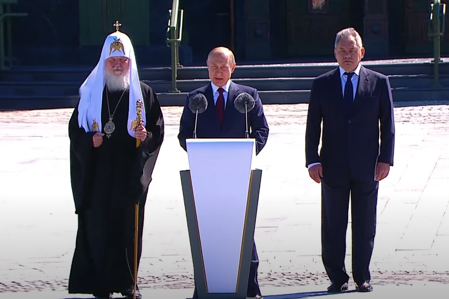 (Слева направо) патриарх Московский и всея Руси Кирилл, президент РФ Владимир Путин, министр обороны РФ Сергей Шойгу перед входом в главный храм ВС РФ
