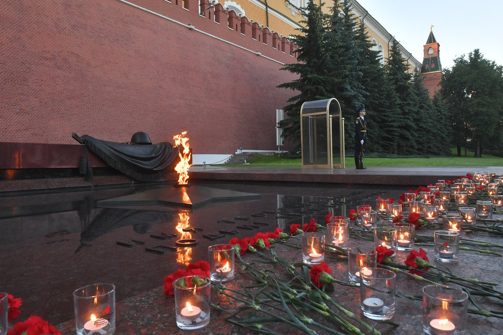 Опрос: Почти 70 процентов россиян каждый год посещают посвященные ВОВ памятники