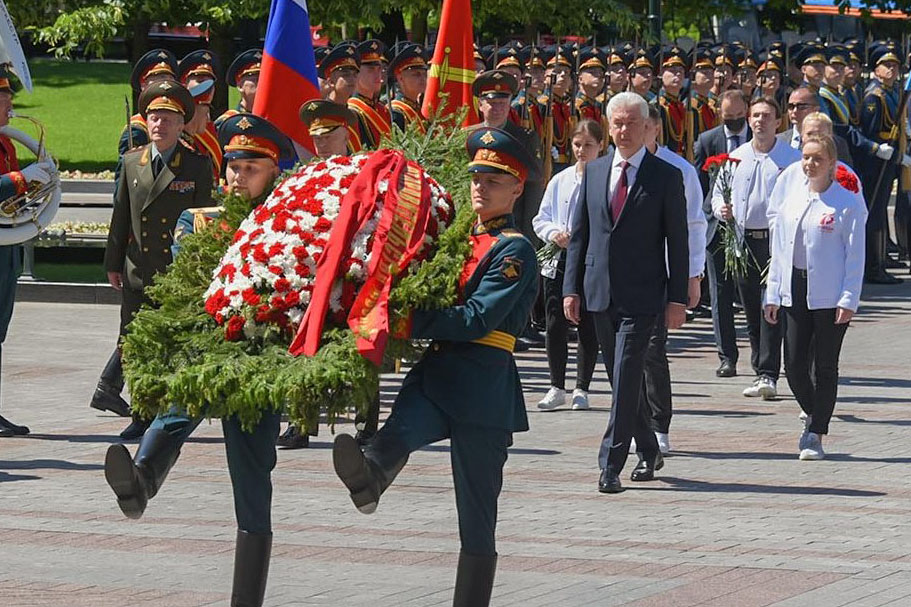 Сергей Собянин возложил цветы к Могиле Неизвестного Солдата