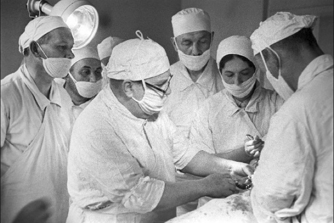 Спасали и лечили: московские школьники изучили работу медиков во время Великой Отечественной войны