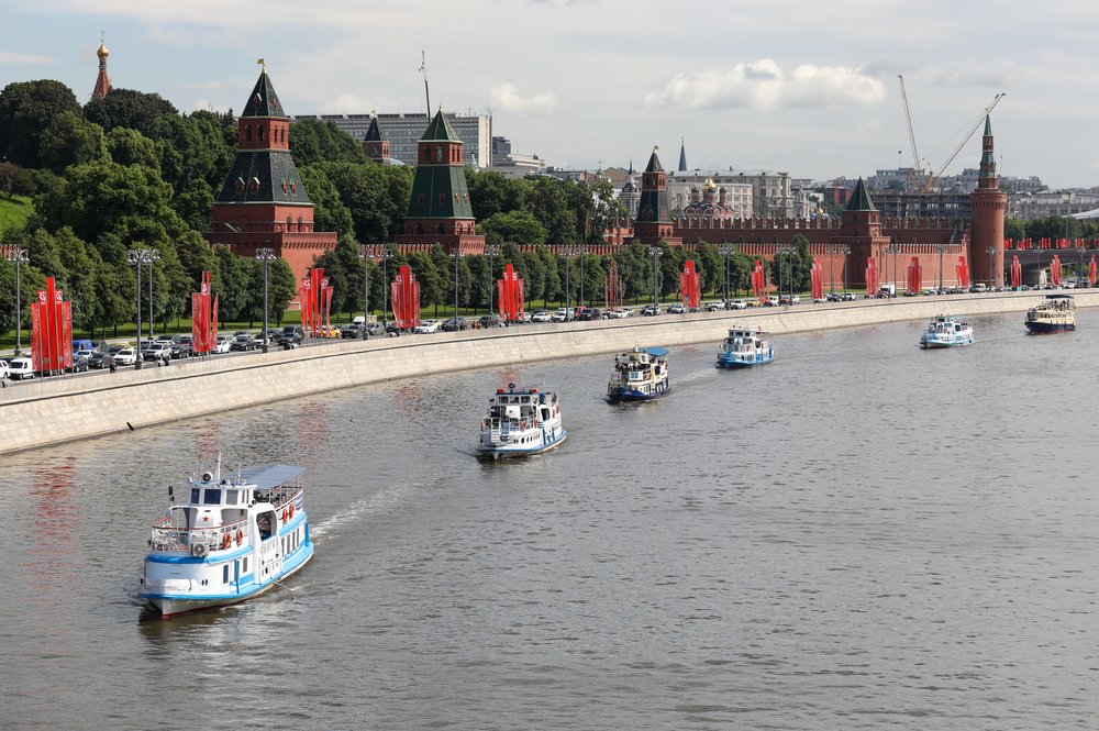 Прокуратура проверит инцидент с теплоходом с выпускниками на борту в Москве