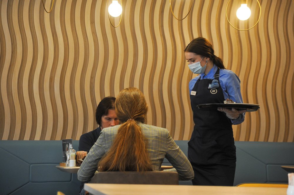 Эксперт прокомментировал возросший спрос на работу в сфере общепита в Петербурге 