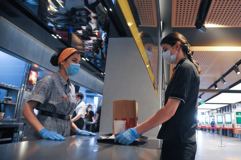 Значки «Я вакцинирован» могут появиться у сотрудников кафе и ресторанов в Москве