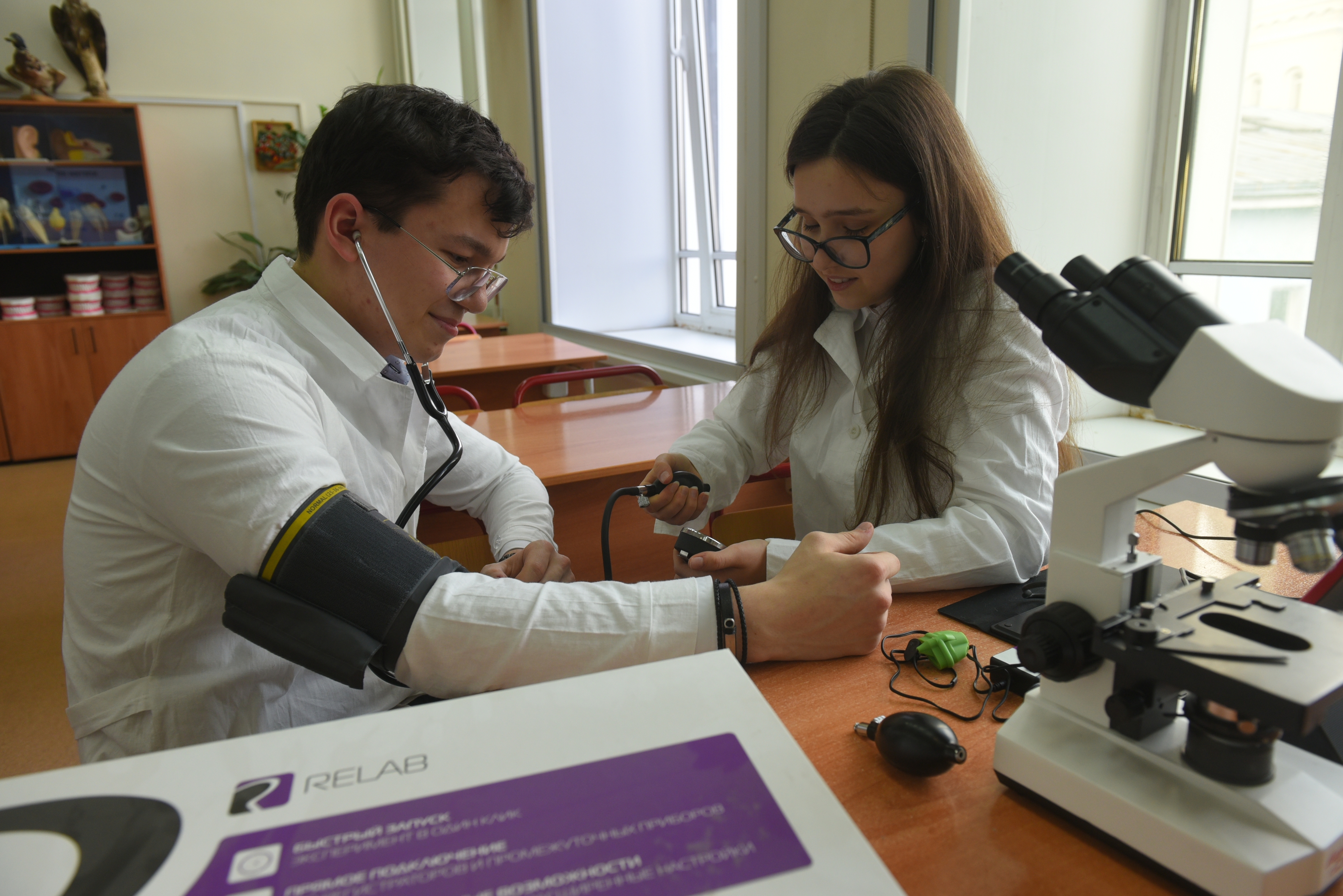 Учащиеся 11-го медицинского класса столичной школы № 1529 Глеб Савостьянов и Анастасия Живагина