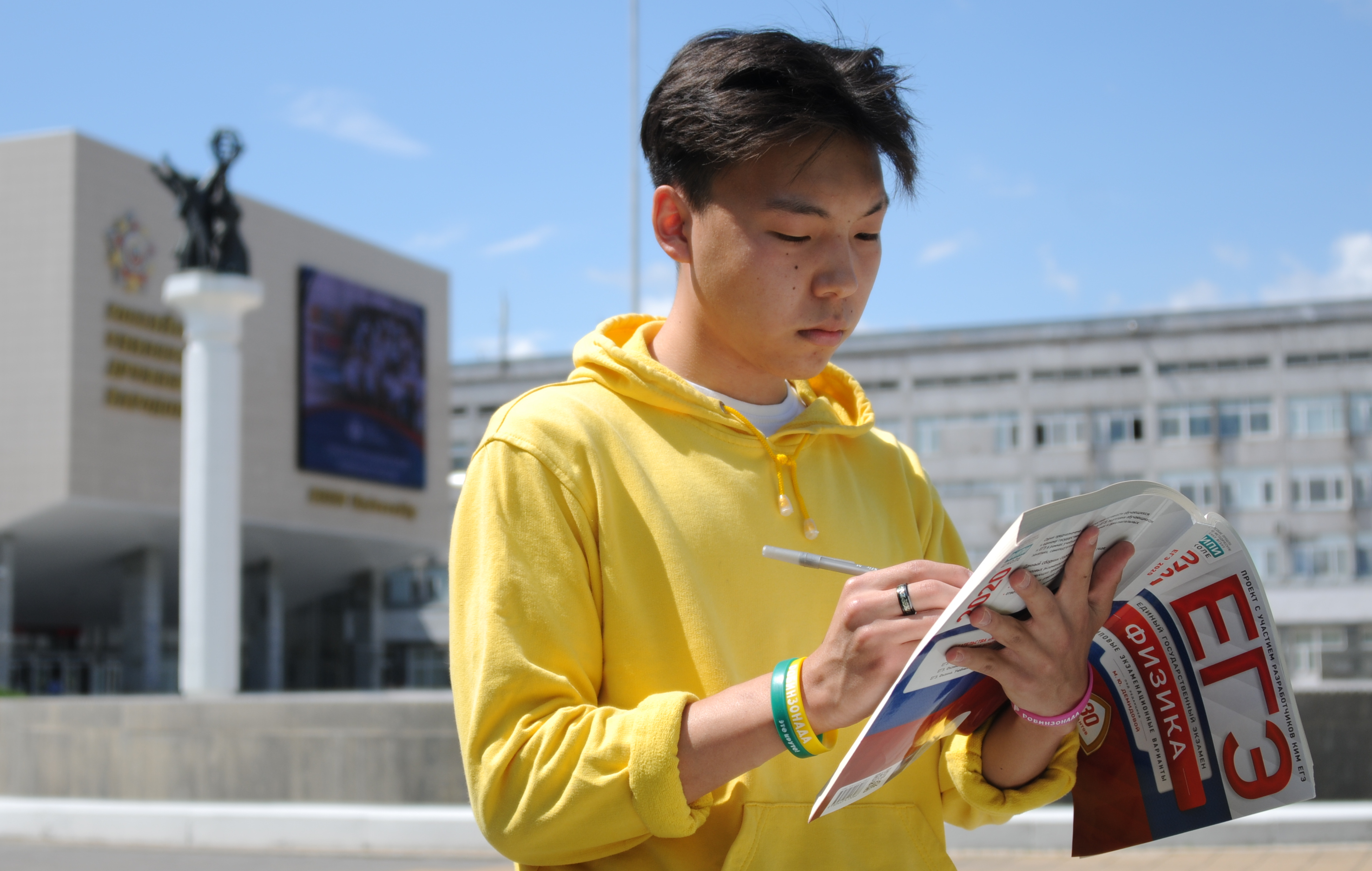Выпускник Батор Семенов готовится к сдаче Единого государственного экзамена даже на ходу. Все ради поступления в один из ведущих вузов Москвы