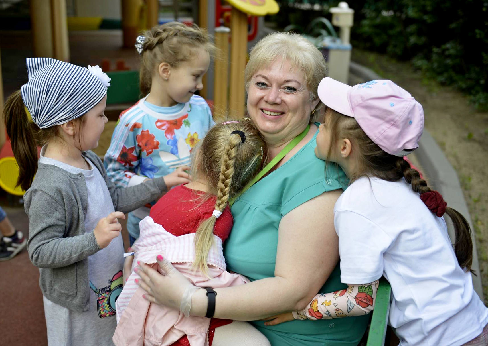 Старший воспитатель дошкольного учреждения № 2030 Елена Воротникова впервые с начала пандемии коронавируса увидела своих подопечных малышей. Перед тем, как выйти на работу, она сдала тест, который не выявил у педагога коронавирусной инфекции