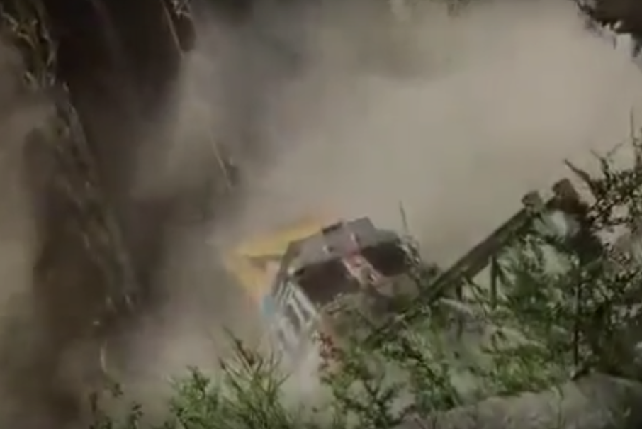 Грузовик с экскаватором обрушил мост над ущельем в Индии