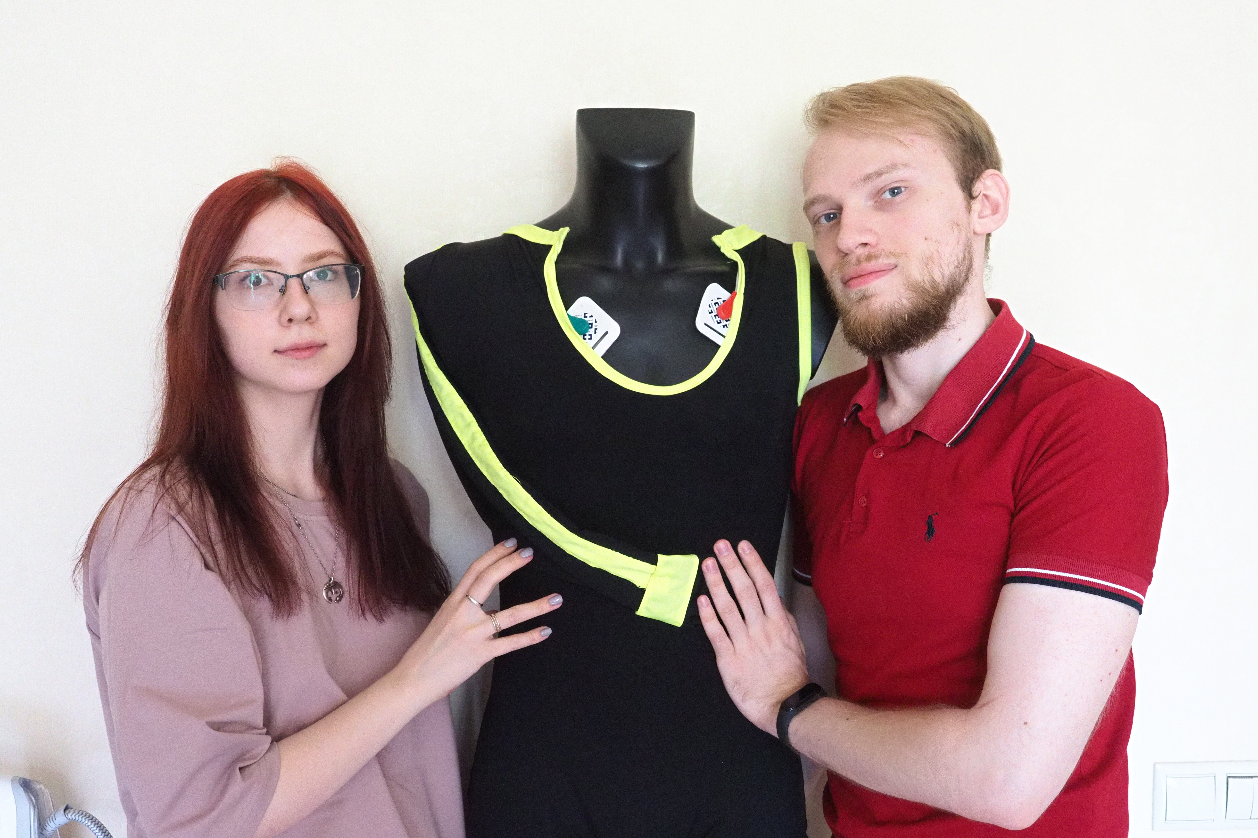 Студент Максим Еремин трудится над разработкой умного костюма у себя дома. В этом ему помогает жена Дарья