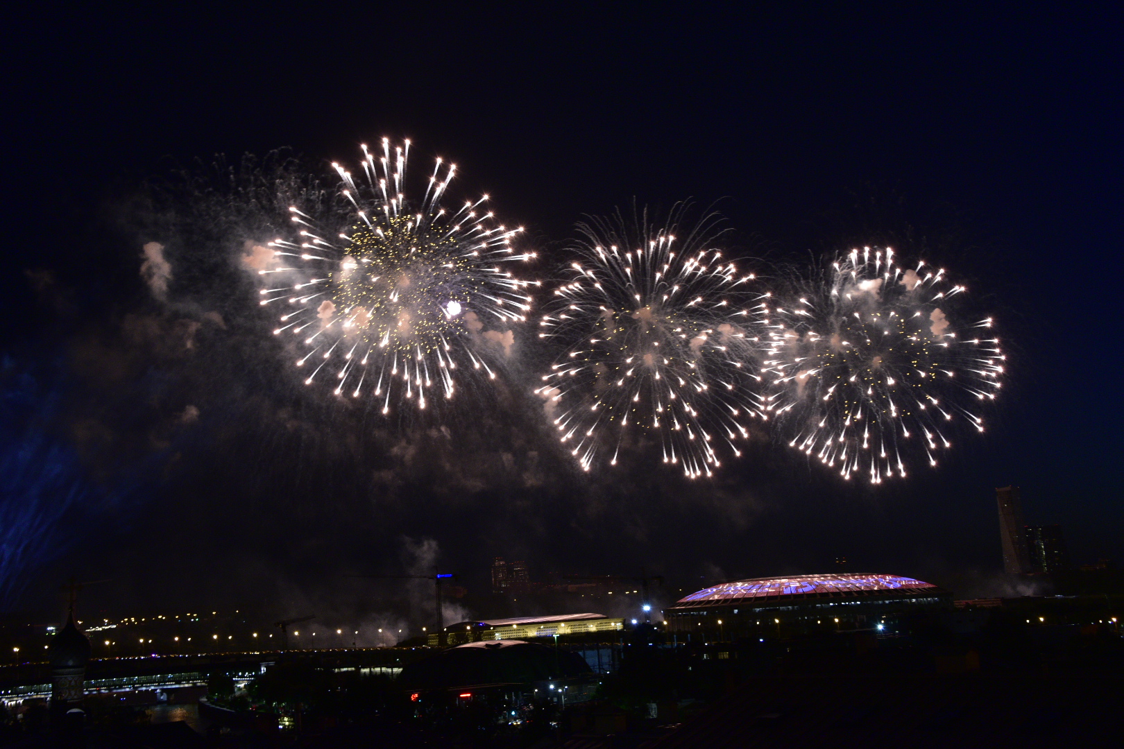 Праздничный салют в честь 75-летия Победы в Великой Отечественной войне