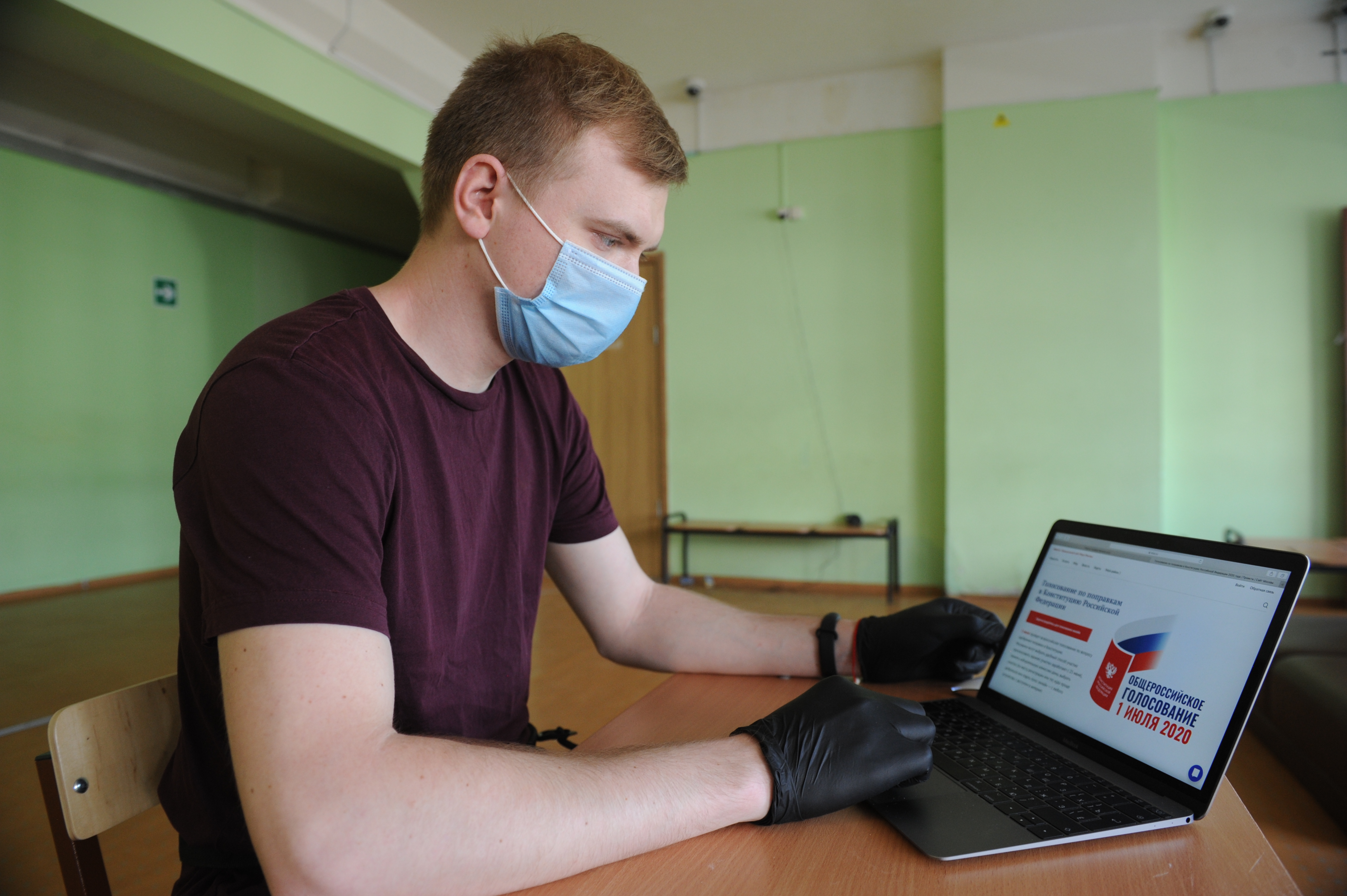 Член комиссии Иван Коваленко прошел подготовку и приступил к работе на участке в школе № 806