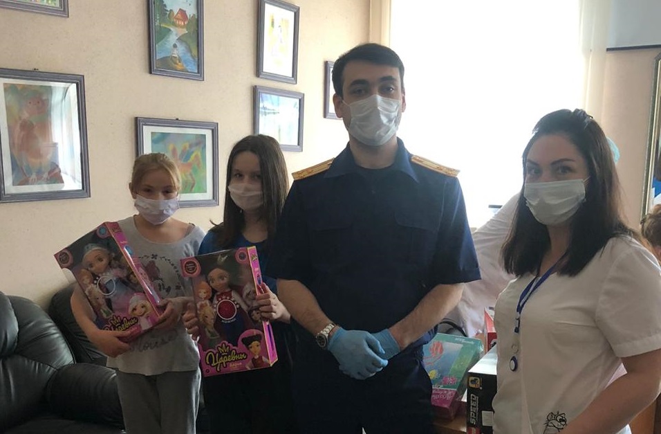 Следователи навестили в столичной больнице детей, которые были оставлены одни дома